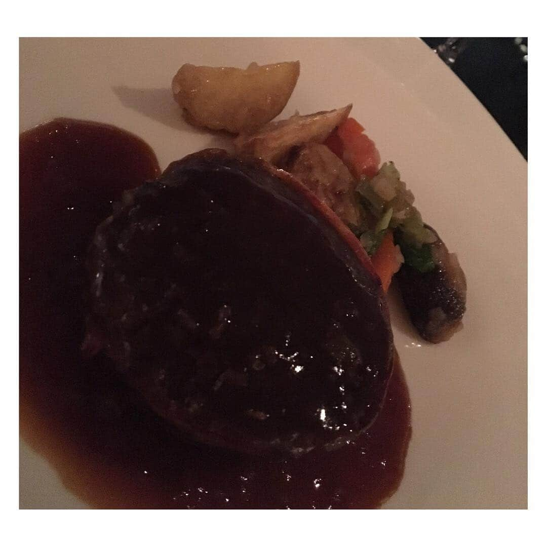 柳野玲子さんのインスタグラム写真 - (柳野玲子Instagram)「お肉はレア派^ ^✨ 重めの赤ワインとともに…🍷 #六本木ヒルズ #六本木グルメ #グルメ #東京グルメ #ディナー #コース #レア肉 #赤ワイン #フルボディ #ワイン好き」4月11日 19時05分 - yanaginoreiko