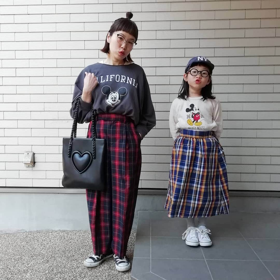 amigo.amigo.5205622さんのインスタグラム写真 - (amigo.amigo.5205622Instagram)「. ★親子コーデ★. . チェックリンク♡. チェック柄が大好きで　 @globalwork_official の新作ズボンを着たよ😚. #コクーンテーパードパンツ 【吸水速乾】. . ベージュのチェック柄もあったけどそっちも可愛いくて 色違いで欲しいなー♡. . . （mama）. ✔スウェット…@nikoand_official. . ✔バッグ…@_tokyo_bopper_. . ✔メガネ…@zoff_eyewear. . （kids）. ✔スカート…@gu_global. ✔靴…@discoat_official . #gu#gu_for_all #kids#kidsootd #kidsstyle#instafashion #instaphoto #instakids  #ジーユー#プチプラ #プチプラコーデ #メガネ #zoff #discoat_ootd  #discoat #親子コーデ  #親子#親子リンク  #グローバルワーク  #globalwork #adastria  #ootd #code #coordinate  #カジュアルコーデ  #おだんごヘア#HAIR  #nikoand #tokyobopper」4月11日 19時05分 - amigo.amigo.5205622