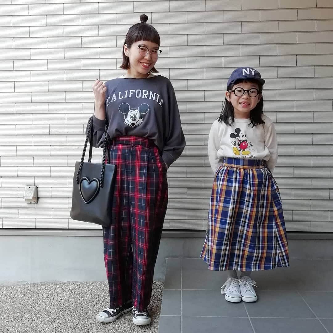 のインスタグラム：「. ★親子コーデ★. . チェックリンク♡. チェック柄が大好きで　 @globalwork_official の新作ズボンを着たよ😚. #コクーンテーパードパンツ 【吸水速乾】. . ベージュのチェック柄もあったけどそっちも可愛いくて 色違いで欲しいなー♡. . . （mama）. ✔スウェット…@nikoand_official. . ✔バッグ…@_tokyo_bopper_. . ✔メガネ…@zoff_eyewear. . （kids）. ✔スカート…@gu_global. ✔靴…@discoat_official . #gu#gu_for_all #kids#kidsootd #kidsstyle#instafashion #instaphoto #instakids  #ジーユー#プチプラ #プチプラコーデ #メガネ #zoff #discoat_ootd  #discoat #親子コーデ  #親子#親子リンク  #グローバルワーク  #globalwork #adastria  #ootd #code #coordinate  #カジュアルコーデ  #おだんごヘア#HAIR  #nikoand #tokyobopper」