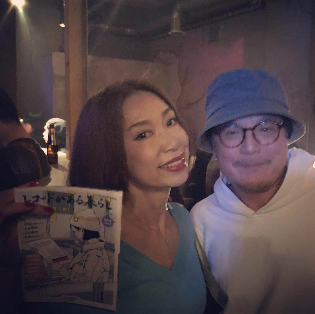 野宮真貴さんのインスタグラム写真 - (野宮真貴Instagram)「東京は夜の七時♪ 昨日の七時は、カジヒデキくんのイベント"BLUE BOYS CLUB"へ。カジヒデキ&かせきさいだぁは勿論、SaToAもKONKOSのライブも良かったなぁ。DJ江口寿史さん、森さんもナイス!色々刺激受けました。そして、私は頼まれてもいないのに、また歌ってる😅そして、カジくん18枚目となるニューアルバム『GOTH ROMANCE』が6/5リリース発表！楽しみ！ #東京は夜の七時 #BLUEBOYSCLUB #カジヒデキ #かせきさいだぁ #satoa #koncos #江口寿史 #delmastermori #野宮真貴 #missmakinomiya」4月11日 19時09分 - missmakinomiya