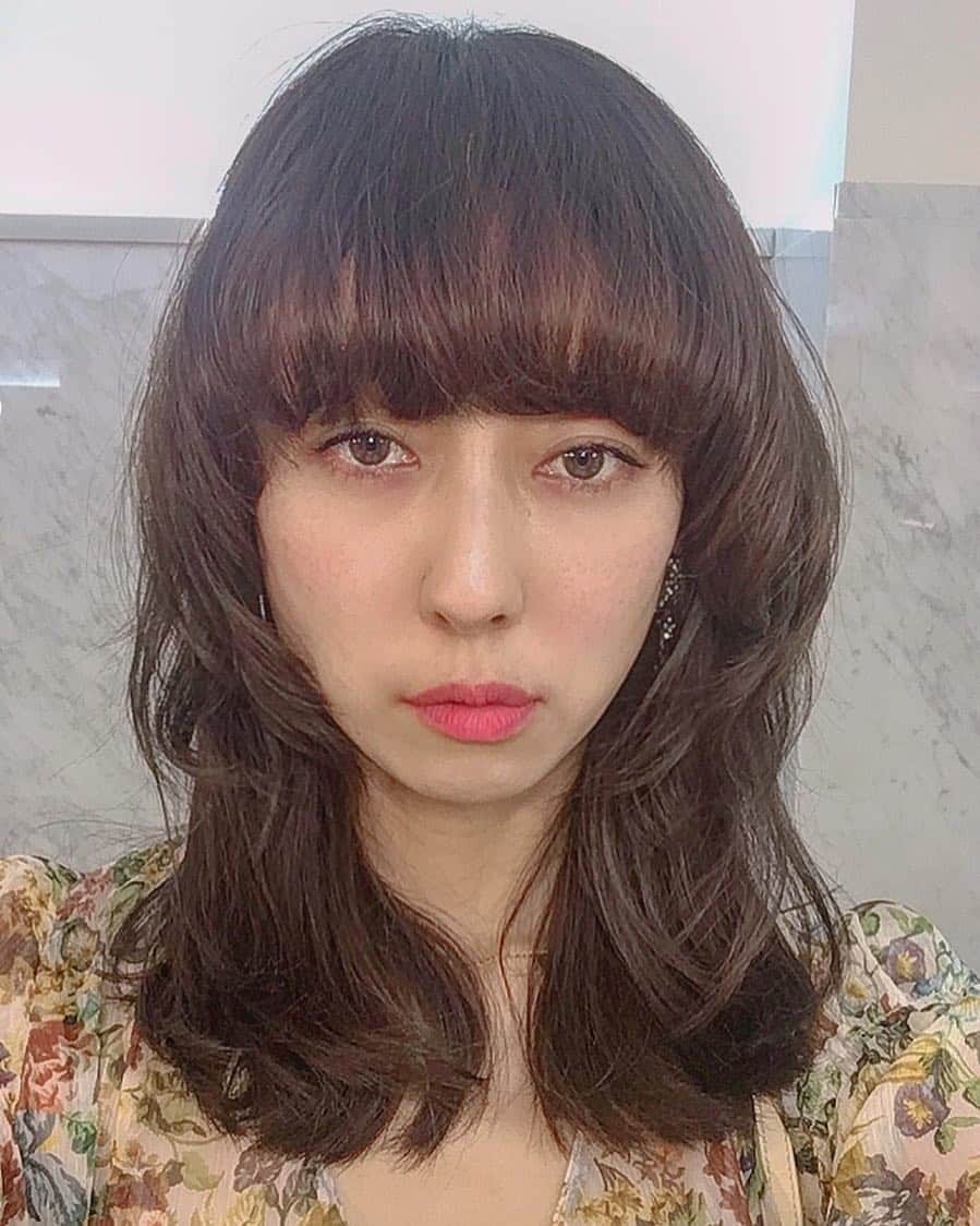 生野優子のインスタグラム：「ロングマッシュルームカット1番気に入ってます。 最近仕事を頑張ってます。 フィルターはたくさんかけてます。」