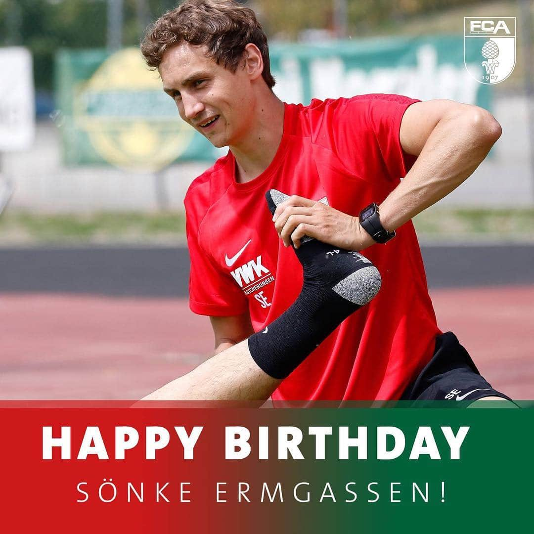 FCアウクスブルクさんのインスタグラム写真 - (FCアウクスブルクInstagram)「#FCA-Rehatrainer Sönke Ermgassen feiert heute seinen 3️⃣3️⃣. Geburtstag!🎉🤩 #HappyBirthday #FCA1907 #fcaugsburg」4月11日 19時09分 - fcaugsburg1907