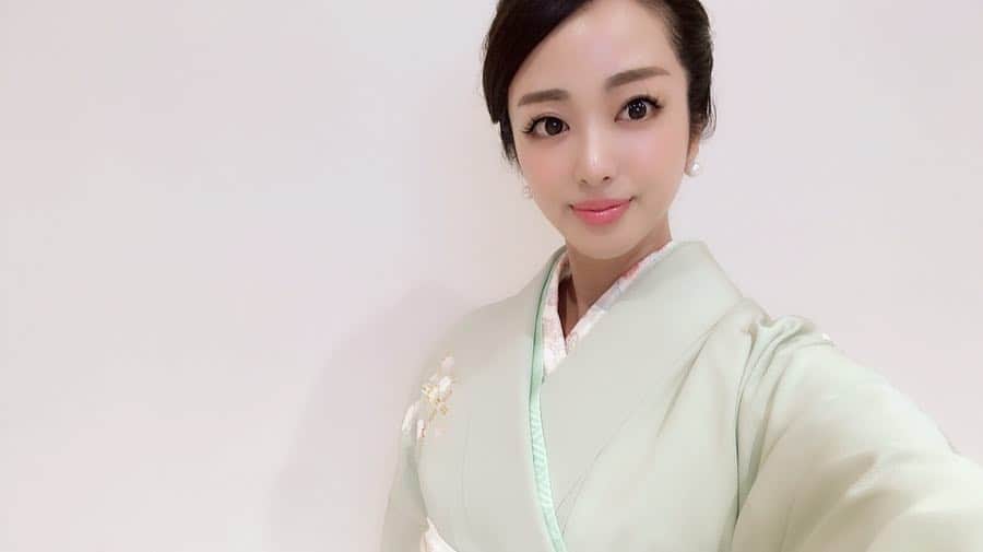井上晃子さんのインスタグラム写真 - (井上晃子Instagram)「淡いグリーンのお着物に 発色が良いピンク色のLIP💘 眉はしっかりと平行に太く描きました。 ヘアーはルーズに巻いてもらいまとめ髪♡ #akiki_kimono」4月11日 19時11分 - akiki_2015