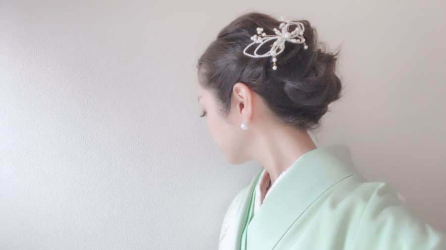 井上晃子さんのインスタグラム写真 - (井上晃子Instagram)「淡いグリーンのお着物に 発色が良いピンク色のLIP💘 眉はしっかりと平行に太く描きました。 ヘアーはルーズに巻いてもらいまとめ髪♡ #akiki_kimono」4月11日 19時11分 - akiki_2015