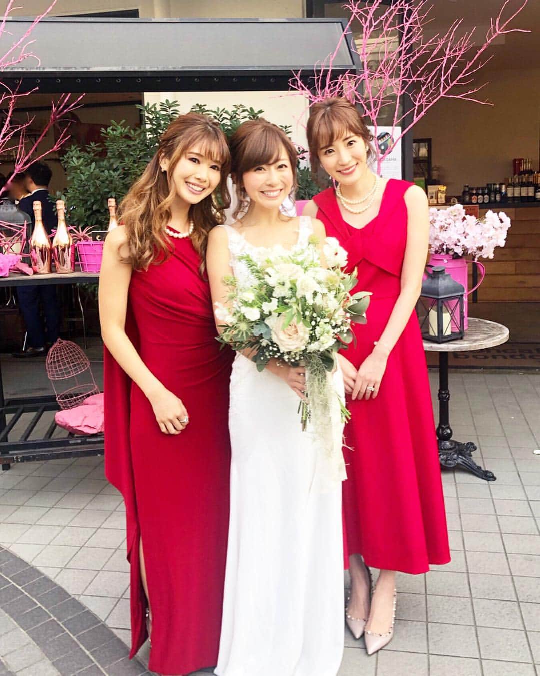 小林真由のインスタグラム：「⋆﻿﻿ ⋆﻿﻿ 佐彩の結婚式♡﻿﻿ 大事な親友であり彼女のように愛おしい佐彩のドレス姿はも〜本当に美しかった😢🌸﻿﻿ ﻿﻿ 18歳で出会ってからどんな事も一緒に笑って泣いて支え合ってきたさあやん。﻿﻿ この10年間の独身時代も今思えばとても貴重で﻿﻿ そんな20代を隣で過ごせたことが﻿﻿ 私にとって何よりの財産です。﻿﻿ ﻿﻿ 飾らず温かいみんなに愛される佐彩夫婦のことが﻿ 私も大好き❤️﻿ これからも家族ぐるみでよろしくね✨﻿ ﻿﻿ 本当におめでとう💕﻿﻿ @saayamizuno ♡ ﻿﻿ #結婚式 #花嫁 #代官山 #テノハ代官山 #ウエディング #ウエディングドレス #お人形さん #wedding #tenoha」