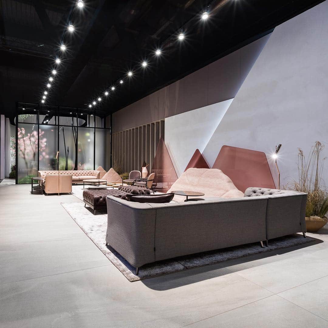 Natuzzi Officialさんのインスタグラム写真 - (Natuzzi OfficialInstagram)「Tribute to the famous opera house in Milan, our La Scala sofa transforms traditional into a more contemporary living. Discover it in this outstanding configuration at our stand. #SaloneDelMobile2019 #MDW #mdw19 #NatuzziMadreTerra #Natuzzi60 #sustainabledesign #Natuzzi #NatuzziItalia #comfort #elegance #design #lifestyle #style #furniture #homefurniture #madeinitaly #living #interiordesign #decor #furnituredesign #homedesign #inspiration #interior #instadesign #designlovers #italianstyle #homedecor #lovedesign #designers #designer」4月11日 19時12分 - natuzzi