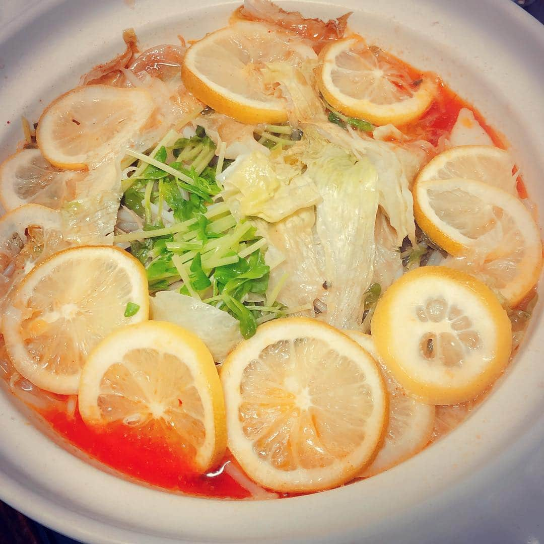 脇田唯さんのインスタグラム写真 - (脇田唯Instagram)「料理をするというと 昔からほぼ100%の確率で 「えー嘘だー」と言われるし なんなら 「料理とか絶対しないしょ？」 はじめから決めつけられるんだが  料理します（笑）  好きです、料理。  なんか、もう出来ないレッテルがすごいけど、割と、作るんすよ。  この間は家でスープカレー作って、その前は塩レモントムヤム鍋しました。  世の中にはこういうものを料理とは言わないとかいうたわけ物が居るそうですけど、そういう人は料理したことないと思います！  野菜切って、下ごしらえして、出汁を取って、丁寧に煮込む、味を整える、それがどれだけの作業がわからないんだと思います。  手の込んだものだけを料理と言うなら、私は料理出来ませんね。」4月11日 19時13分 - post_yui