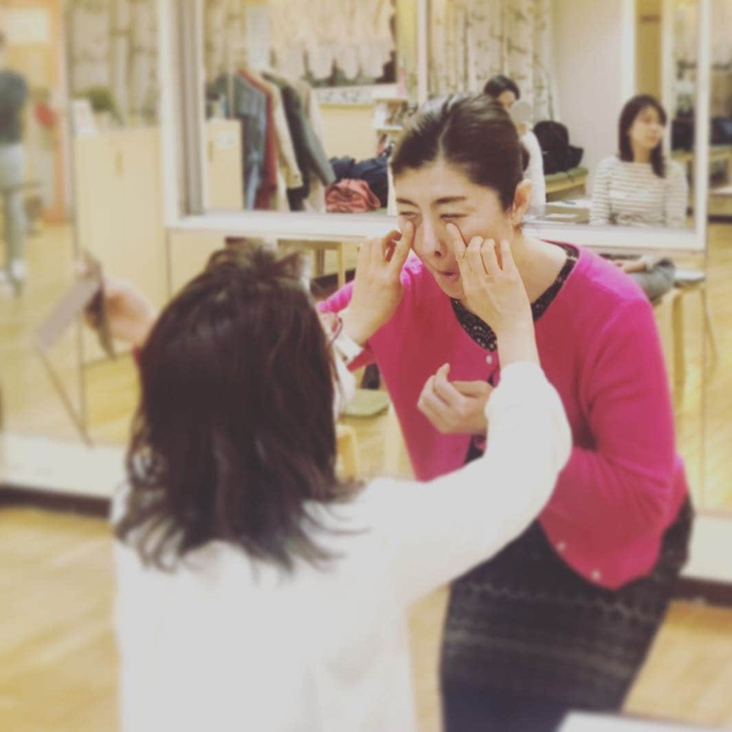 間々田佳子のインスタグラム：「触って知っていただく… 目の下の筋肉の動き✨ みんな私の下瞼が機敏に動くのでびっくりしていました！😆 私の下瞼、以前は陥没していましたが、顔ヨガのおかげで筋肉育ち元気になりました。笑  #間々田佳子 #筋肉は裏切らない #目の下のたるみ取り顔ヨガ #自力で顔を動かしましょう！ #間々田佳子 #顔ヨガ目黒夜 #筋トレ #筋トレ女子  mamadayoshiko.com」