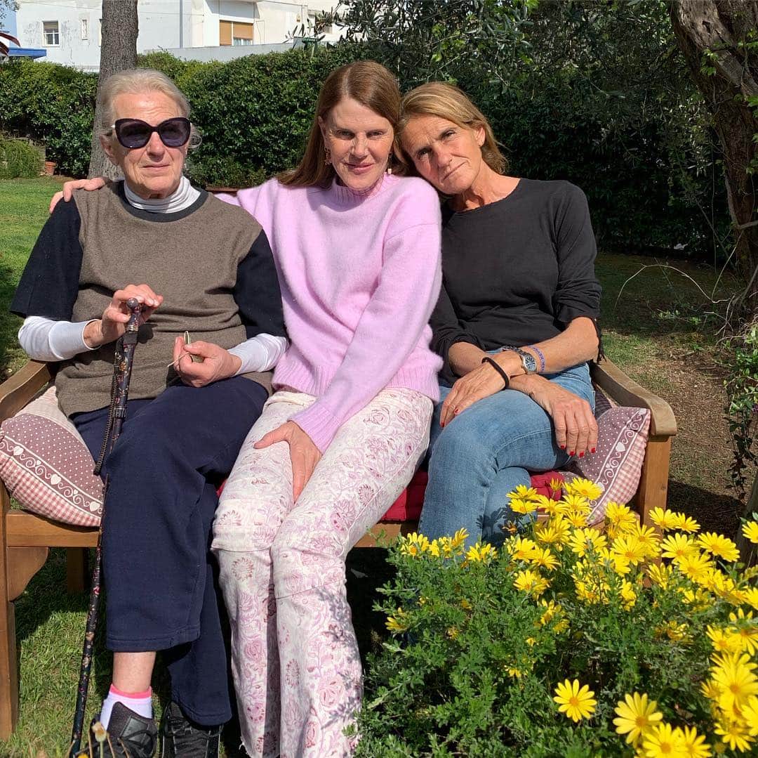 アンナ・デッロ・ルッソさんのインスタグラム写真 - (アンナ・デッロ・ルッソInstagram)「Three of Us 💞💞💞 my mother Diana,my sister Cristina and I at Vigna del Re 🏡@cristina_dello_russo @diana_dello_russo」4月11日 19時14分 - annadellorusso