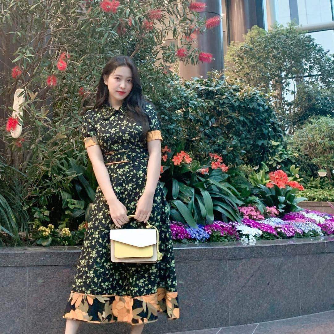 Red Velvetさんのインスタグラム写真 - (Red VelvetInstagram)「Thank u @botkier 🌼🌸🌹🌿」4月11日 19時17分 - redvelvet.smtown