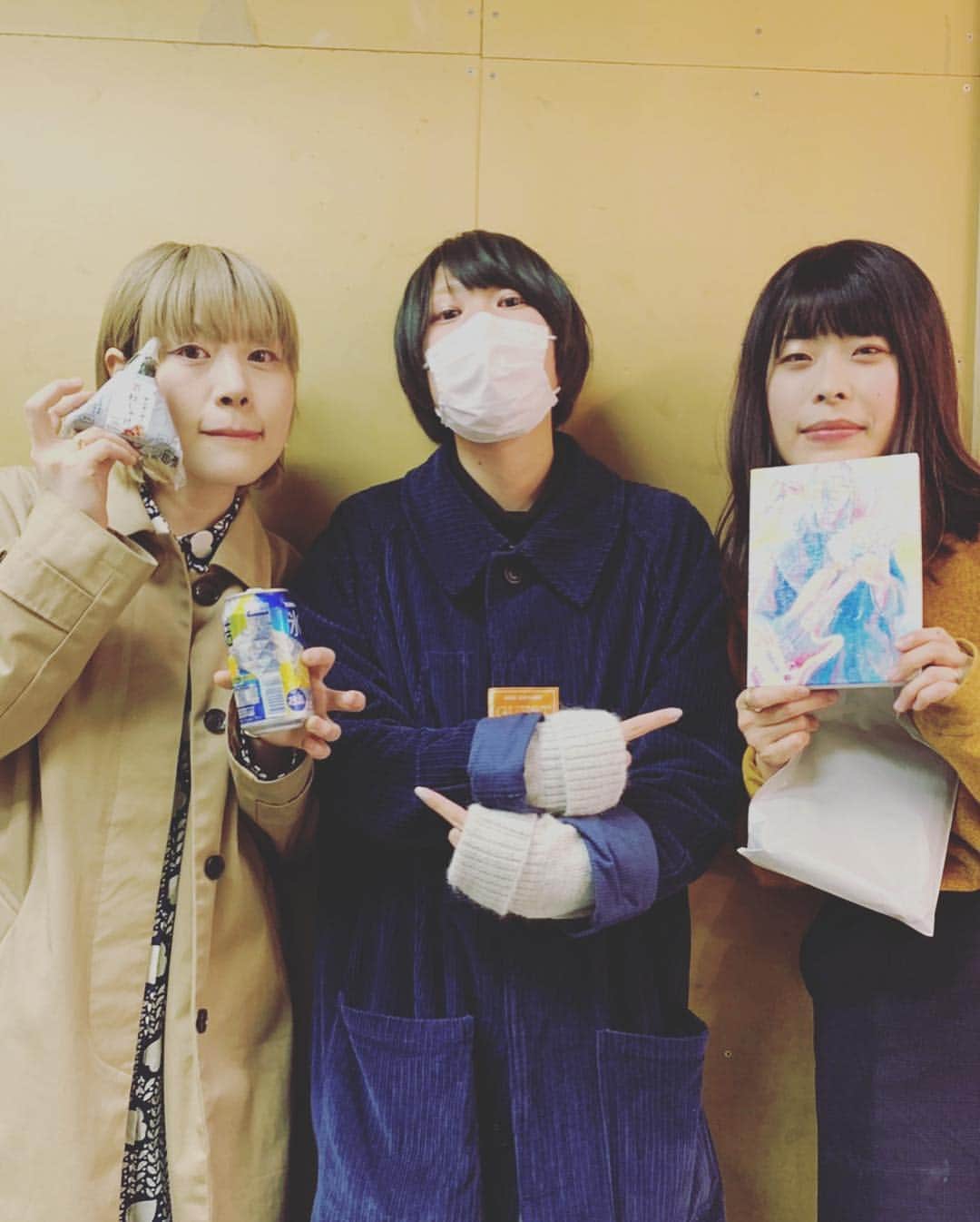 フクザワさんのインスタグラム写真 - (フクザワInstagram)「昨日かよちゃんもふゆこさんもかっこよかったゾクゾクした。それぞれの道応援するし、自分も頑張ろってな、おもたのだよ。 #finlands #絵 #イラスト #ベース #おにぎり #illustration #ファンアート」4月11日 19時18分 - fuku_zawa