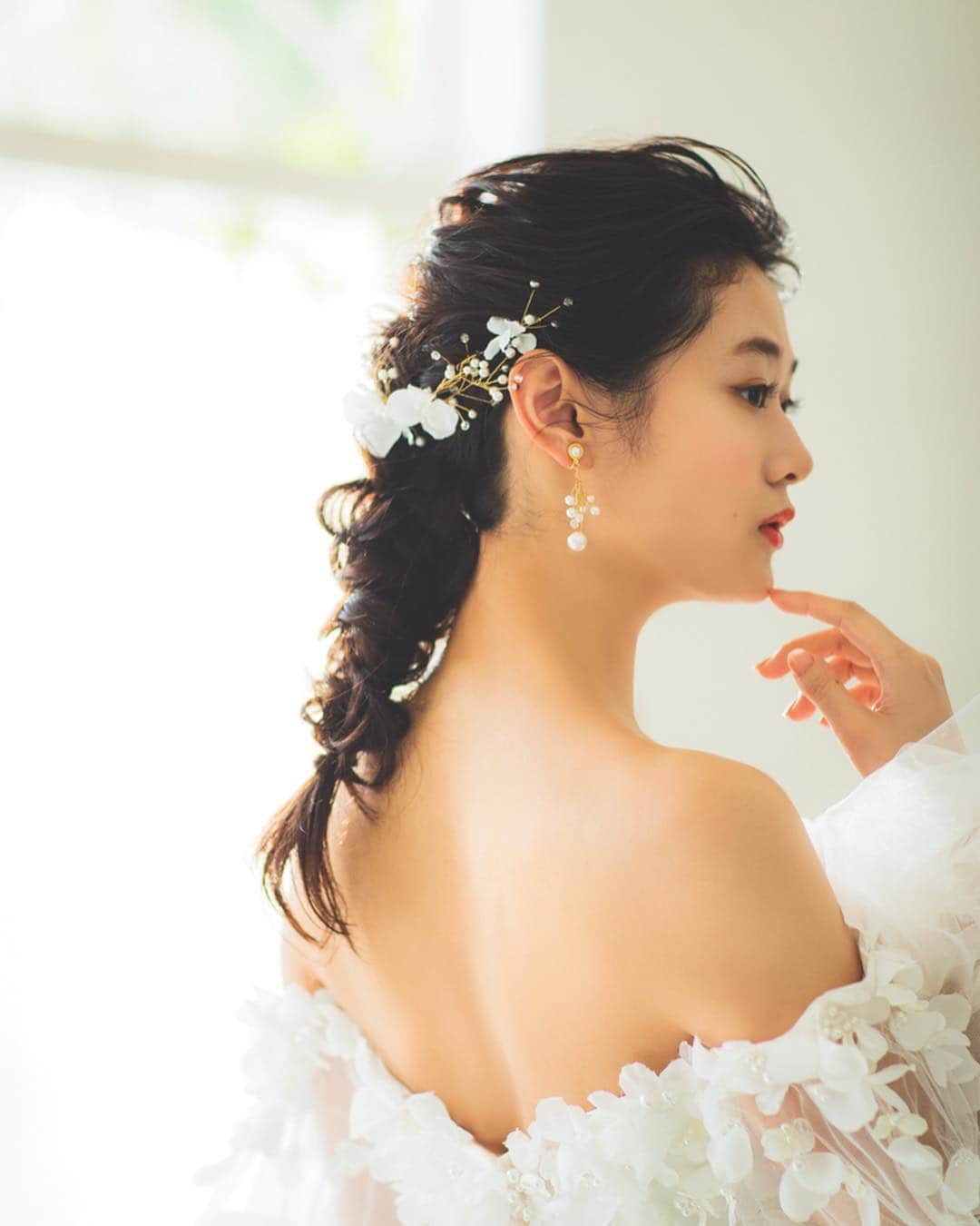 yumikatsuraのインスタグラム：「*﻿ 一生の大イベントである結婚式。﻿ ﻿ プレ花嫁にとって﻿ ドレスの次に頭を悩ませるのは﻿ ヘアアレンジとアクセサリーとのコーディネートではないでしょうか？💠﻿ ﻿ 特に大事な選定ポイントは3つ﻿ _____________﻿ ①ドレスとのバランス..﻿ ②お顔立ちに似合うデザイン..﻿ ③会場全体の雰囲気にマッチするかどうか..﻿ ﻿ ﻿ 今シーズンのトレンドは派手すぎず、抜きすぎず﻿ のナチュラルなニュアンスヘア🌼﻿ ﻿ 繊細な手作りのヘッドドレスで﻿ ピュアさを演出して﻿ ナチュラルガーデンに舞う妖精のオーラを纏って🌿﻿ ﻿ -------------------------﻿ 【 PY 13961 】﻿ .﻿ .﻿ .﻿ #yumikatsura #ユミカツラ #桂由美﻿ #ウェディングドレス #ユミブライズ #YumiBrides﻿ #wedding #ホワイトドレス #フォトウエディング﻿ #ブライダルフォト #ウェディングフォト #ウェディングヘア﻿ #ブライダルヘア #花嫁ヘア #大人ウェディング﻿ #プリンセスドレス #ロケーションフォトウェディング﻿ #3wayドレス #オフショルドレス #チュールドレス﻿ #ハートカットドレス #花モチーフ #ダウンヘア﻿ #編み込みヘア #結婚式準備 #お譲りします﻿ #プリンセスライン #ナチュラルウェディング﻿ #ドレス試着レポ#ヘッドアクセサリー」