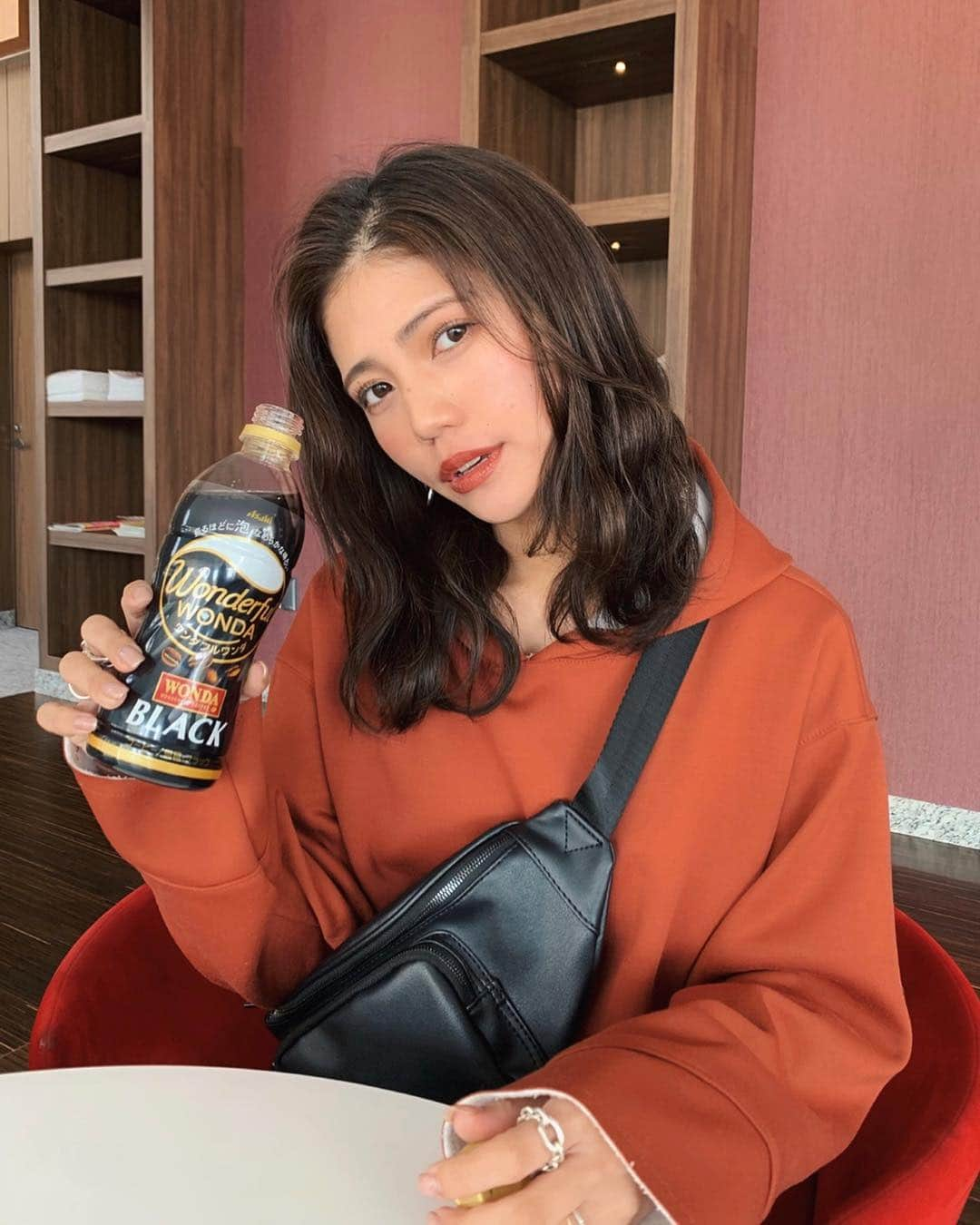 Marika Kajiwaraさんのインスタグラム写真 - (Marika KajiwaraInstagram)「オフモード☕️♡ ＊ 前は飲めなかったけど  最近好きになったコーヒー☺️💓 しかもこれは振って飲むと 味がまろやかになるってゆう♡ ＊ 休憩中とか休日に飲んで ホッとするのが好き(๑• •๑)♪ ＊ ＊ #ワンダフルワンダ投稿キャンペーン のハッシュタグを付けて、 「オフの楽しみ方」を投稿すると抽選で ワンダフルワンダ１ケースが当たるみたいやから 気になる子は投稿してみてね🤤♥︎ ＊ ＊ ＊ #オフの楽しみ方 #アサヒ飲料 #PR #ワンダフルワンダ #コーヒー #ブラックコーヒー #オフモード #パーカー女子 #like #instagood」4月11日 19時19分 - marika__kw