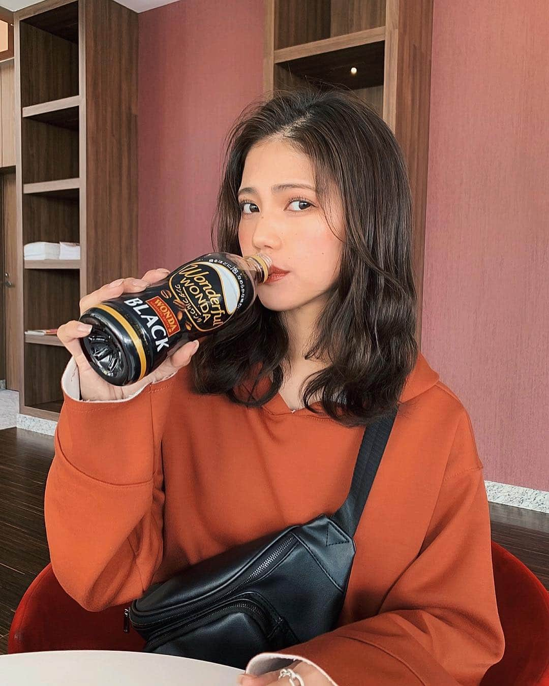 Marika Kajiwaraさんのインスタグラム写真 - (Marika KajiwaraInstagram)「オフモード☕️♡ ＊ 前は飲めなかったけど  最近好きになったコーヒー☺️💓 しかもこれは振って飲むと 味がまろやかになるってゆう♡ ＊ 休憩中とか休日に飲んで ホッとするのが好き(๑• •๑)♪ ＊ ＊ #ワンダフルワンダ投稿キャンペーン のハッシュタグを付けて、 「オフの楽しみ方」を投稿すると抽選で ワンダフルワンダ１ケースが当たるみたいやから 気になる子は投稿してみてね🤤♥︎ ＊ ＊ ＊ #オフの楽しみ方 #アサヒ飲料 #PR #ワンダフルワンダ #コーヒー #ブラックコーヒー #オフモード #パーカー女子 #like #instagood」4月11日 19時19分 - marika__kw