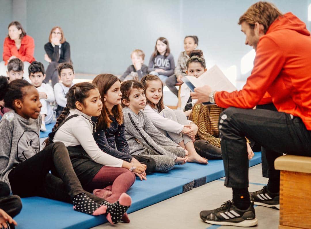 バイエル・レバークーゼンさんのインスタグラム写真 - (バイエル・レバークーゼンInstagram)「First some reading, then the exercise! 📚➕⚽️☝️ Director of Sport @simonrolfes made local school kids smile. He is taking part as a sponsor in #LEVliest, a campaign to encourage reading in Leverkusen. #Bayer04 #Werkself」4月11日 19時21分 - bayer04fussball
