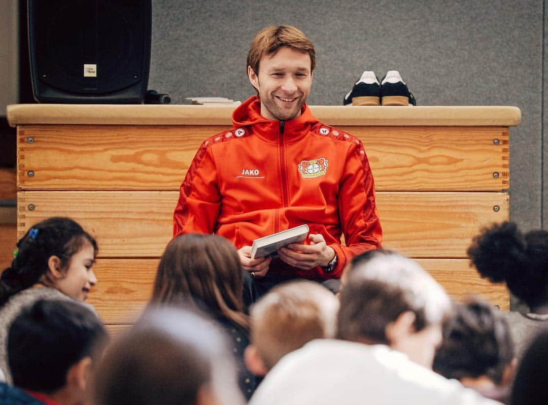 バイエル・レバークーゼンさんのインスタグラム写真 - (バイエル・レバークーゼンInstagram)「First some reading, then the exercise! 📚➕⚽️☝️ Director of Sport @simonrolfes made local school kids smile. He is taking part as a sponsor in #LEVliest, a campaign to encourage reading in Leverkusen. #Bayer04 #Werkself」4月11日 19時21分 - bayer04fussball