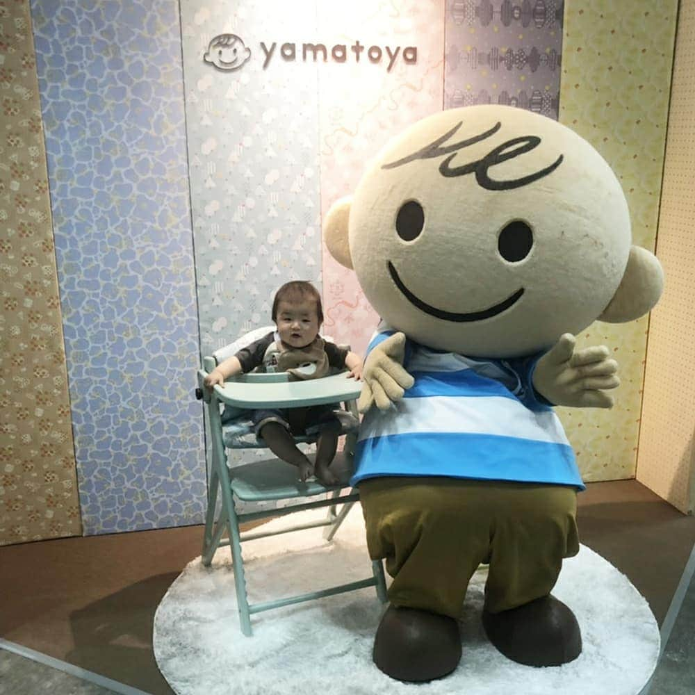 yamatoya(ベビー・キッズ家具の大和屋) さんのインスタグラム写真 - (yamatoya(ベビー・キッズ家具の大和屋) Instagram)「【おすわりフォトコーナーご参加ありがとうございました！】 . 先日、パシフィコ横浜で開催された「マタニティ&ベビーフェスタ2019」のyamatoyaブースには、アッフルチェアに親子で座って写真撮影ができるおすわりフォトコーナーをご用意♪ . 成長に合わせて高さ調整し、大人まで座れるチェアだからこそ、親子でお揃いのチェアに座って撮影出来ちゃうんです！ . 大人バージョンなら、おっきな等身大yamatoくんも座れちゃうんですよw . 赤ちゃんたちもみんな上手にアッフルチェアにお座り出来ていました(*^^*) パパ·ママも「こうやって組み替えて長く座れるんだね」「全然大人も座れる！！」と、体験いただきました♪ . ご参加頂いたみなさま、ありがとうございました！ . #マタニティフェスタ　#アッフルチェア　#アッフル　#affel #高さ調整　#大人まで座れる　#おすわりフォト　#おそろい　#yamatoくん　#yamatoya #大和屋」4月11日 19時22分 - yamatoya_official