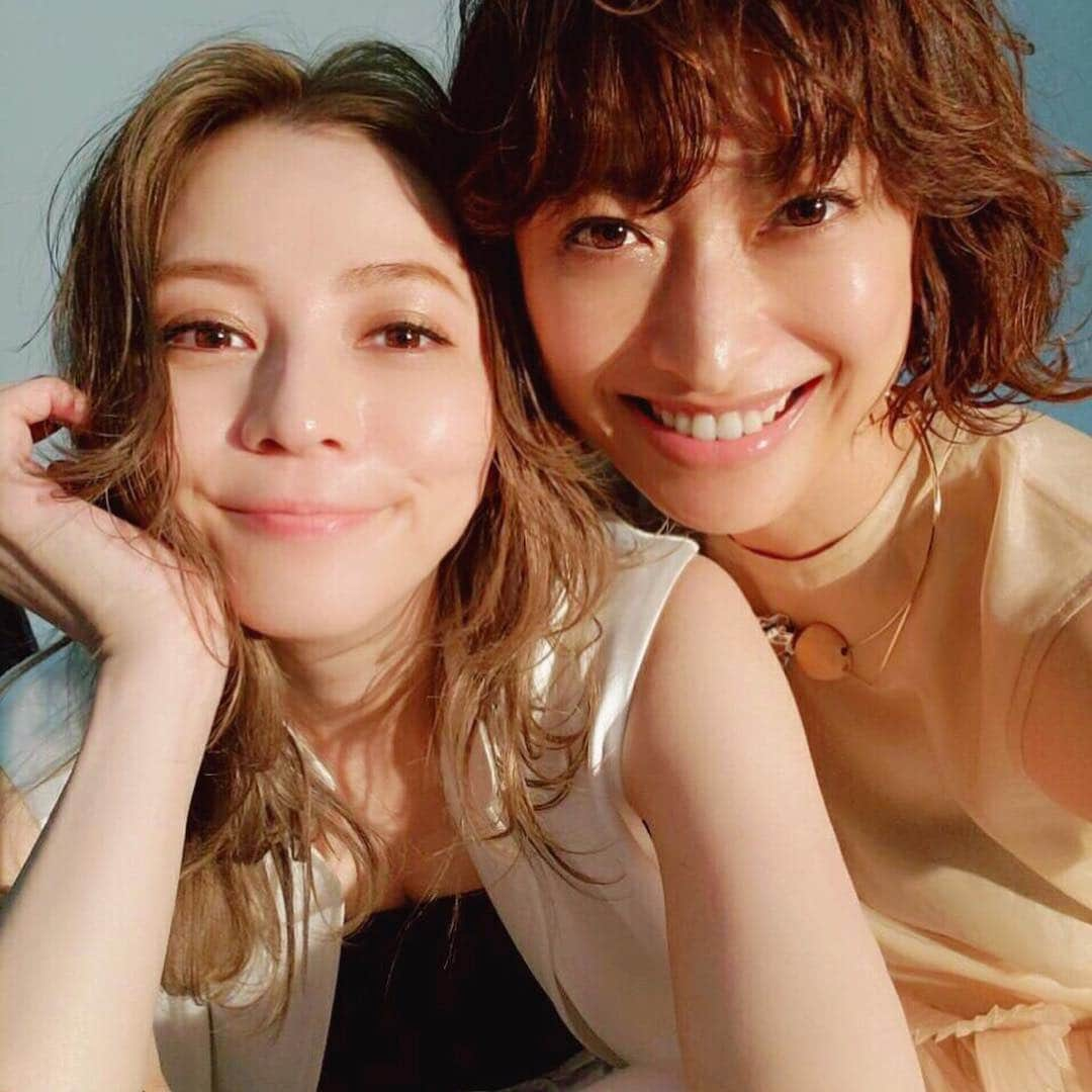 GINGERさんのインスタグラム写真 - (GINGERInstagram)「10周年の記念企画で、久々の２ショット撮影📸に臨んだ香里奈と優❤ 楽しいおしゃべりも、記念撮影も止まらない現場となりました😆 . ５月号のインタビューでは、ふたりの10年前のこと、これから先の10年のこと、素直な思いで語っています✨ぜひ読んでみてくださーい❗️ #gingermagazine  #香里奈 #山田優  #ginger10th #オフショット #ginger #ジンジャー #gingerweb」4月11日 19時32分 - ginger_magazine