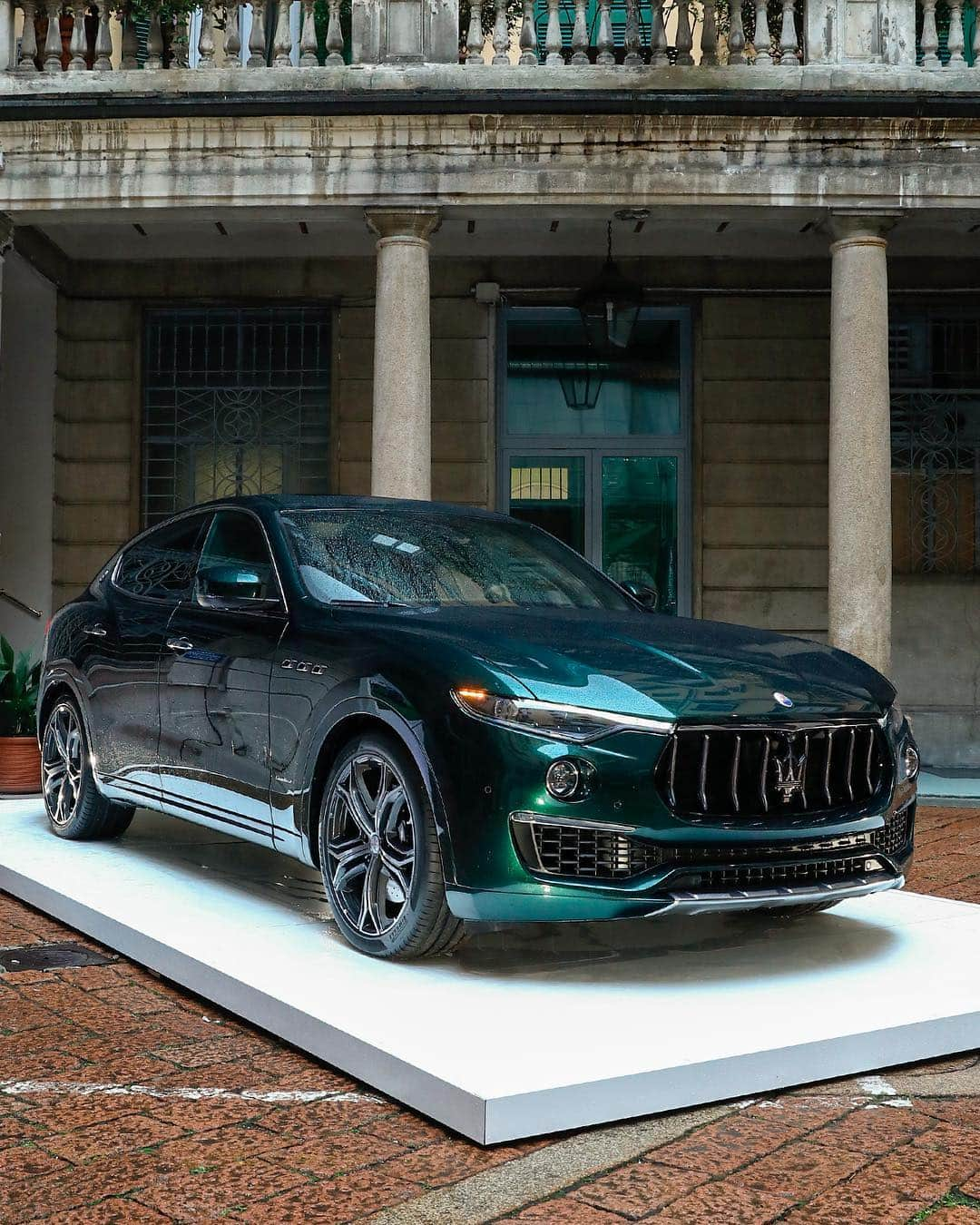 マセラティさんのインスタグラム写真 - (マセラティInstagram)「Follow our “stories” today around the Milan Design Week. An exclusive digital journey through Italian excellence.  Our tour starts with the Levante ONE OF ONE customized by Allegra Antinori @marchesiantinori. #MaseratiItalianExperience #ItalianMasters #Maserati #MilanDesignWeek」4月11日 19時26分 - maserati