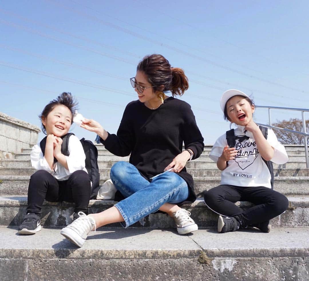 mocchiのインスタグラム：「こんにちは～🌞 ・ ・ こないだ、小春とこっちゃんのダンスイベントに行ってきたよ✨ ・ 急に春！ってくらい暖かかったー！！🌸 ・ ・ 子供たちもダンスして汗だく💦 ・ ・ ビオレ(＠bioreu_jp)から親子で使える全身すっきりシート！ ・ 親子で使えるのってありそうでなかった気がする♡ ・ ・ なめらかな拭き心地で、汗をかいた時にピッタリだったよー✨ ・ 汗をかくこれからの季節にとっても便利😊✨ 夏場の体がベタベタしてるのって気持ち悪いもんねー💦 ・ 天然コットン100%で子供のお肌にも優しいところが嬉しい✨ ・ ・ 小春は人目も気にせずワキ拭いてて おっさんかよ！って突っ込みたくなった😂 ・ ・ ・ ・ #ビオレu#全身すっきりシート#ボディシート#親子#子供のいる暮らし#子育てグラム#ありそうでなかった#お出かけグッズ#便利グッズ#ビオレu_PR」
