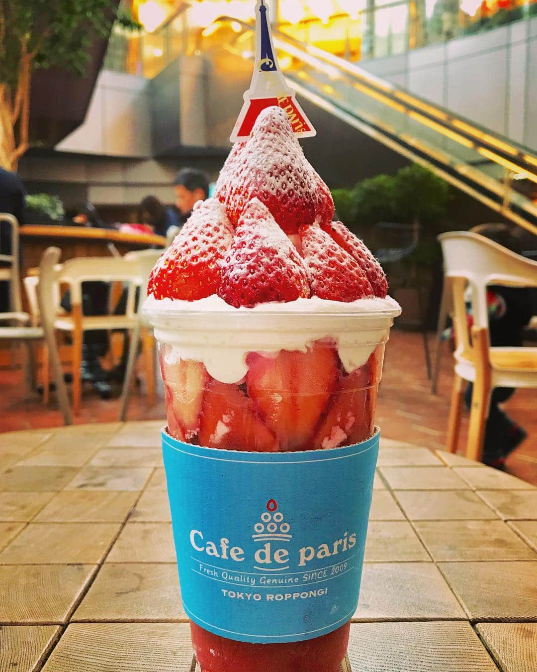 石原夕里朱さんのインスタグラム写真 - (石原夕里朱Instagram)「Cafe de paris♡ #cafedeparis #roppongihills #strawberry #strawberrytower #yum #gourmetstagram #roppongisweets #tokyosweets #koreasweets #カフェドパリ #韓国発 #日本初上陸 #六本木ヒルズ #ストロベリーボンボン #ストロベリー #苺 #ストロベリータワー#インスタ映え #六本木スイーツ #東京スイーツ #りぃグルメ東京 #🍓 #😋」4月11日 19時29分 - ri_hannari