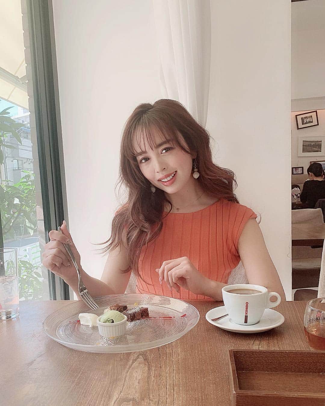 のインスタグラム：「幸せ Lunch♡ ・ 16歳の時、 eggのスタイリストのコバちゃんに出会い、 気づけば15年の付き合い◟̊◞̊ ◟́◞̀ ◟̆◞̆ ・ 大切な仕事仲間であり、 若いギャル時代から見てきてくれてる、  お母さん的な存在❤️ ・ 大人になって こーやってゆっくりランチできるのも、 なんだか親孝行気分❤️ ・ ・ 15年、モデルを続けることって簡単ではなく、 ここまでできた自分でも不思議だけど、 ・ こーやって変化を喜んでくれて 成長を喜んでくれる人が居るから 頑張れるんだなって思います💓 ・ ・ ・ これからもよろしくね((((･´ω`･)))) Love💋」
