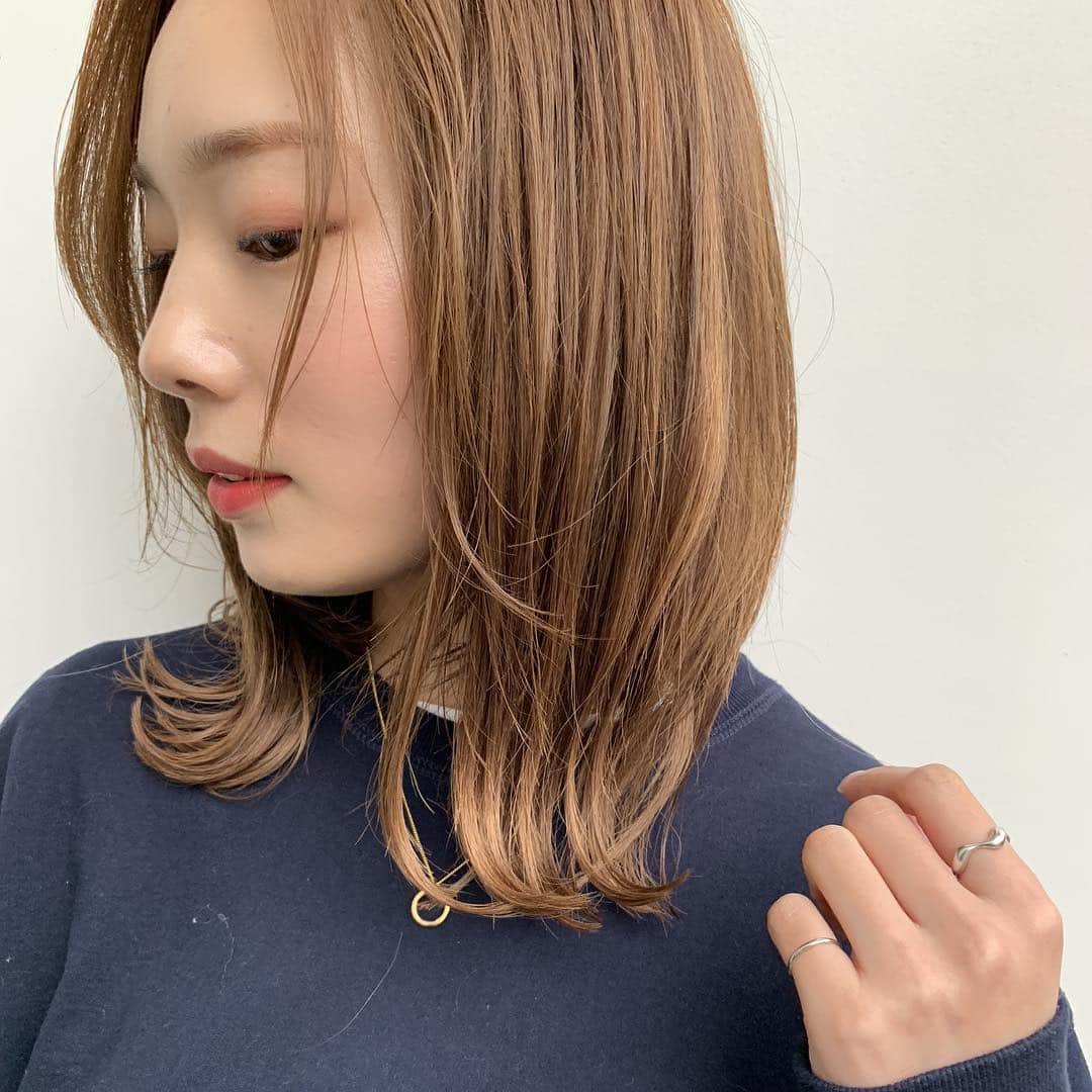 新原愛加のインスタグラム：「. ロング→ミディアムにしました✂︎ 根元が伸びていたのでリタッチもしてもらいました❤︎ 小山さんいつもありがと~😊 #urealm @koyama_k_u_realm」
