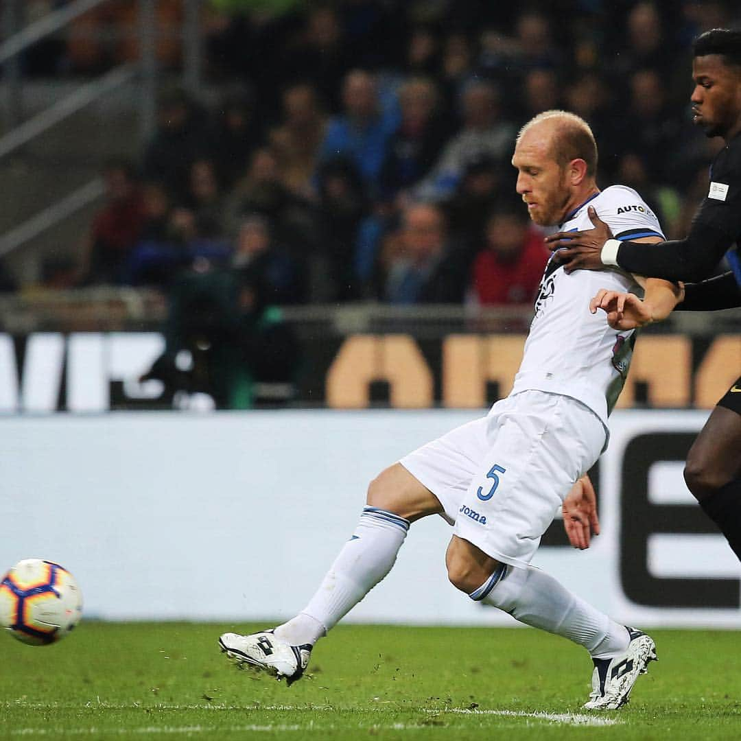 アタランタBCさんのインスタグラム写真 - (アタランタBCInstagram)「The wall 🧱 @masielloandre 💪🏼 ~ #GoAtalantaGo ⚫️🔵 #Masiello #Atalanta #Bergamo #football #SerieATIM #forzaAtalanta」4月11日 19時35分 - atalantabc