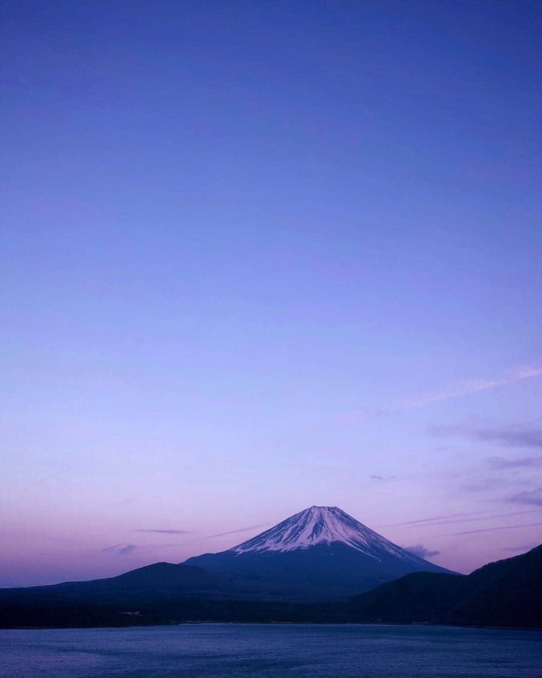 青山草太さんのインスタグラム写真 - (青山草太Instagram)「友人から送られてきた 本栖湖から見える富士山。  あまりにも綺麗だったので。  本栖湖でのキャンプもいいな。  毎年の様にトレッキングをしていた富士山。 新年号「令和」でも チャレンジする時があるかもしれない。  そこではどんな事が待っているのでしょう？  #青山草太#sotaaoyama #日本#japan #富士山#mtfuji  #景色#scenery  #本栖湖#lake #キャンプ#camp #令和#登山#トレッキング #trekking」4月11日 19時38分 - sotaaoyama