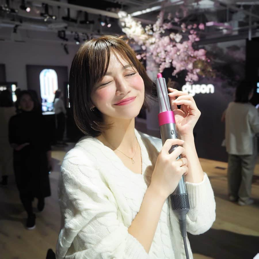 石井里奈さんのインスタグラム写真 - (石井里奈Instagram)「こんばんは😚❤️ . 昨夜は @dyson 様にご招待いただき、 Dyson Airwrap SAKURA SPRING EVENTへ行ってきました💇‍♀️✨ . ずっと気になってたDyson Airwrapをついに初体験🥺🥺✨💕 . 人気ヘアメイクのJunJunさんによる春のオススメヘアアレンジ講座を受講してきました👀👀✨ . ボブにカットしてから、なかなかヘアアレンジしずらいな〜🧐🧐なんて思ってたけど、本当に簡単にアレンジできて驚き😚✨💕 . 髪の毛を傷めずヘアスタイルはキープできるなんてほんとすごい❤️ ヘッド変えるだけでブラシでもドライヤーでも使えるからこれ1つあればヘアケアは完璧🙆‍♀️💕 . どうしたらこんな凄い製品開発できるんだぁー！とコードレスクリーナーに続き、またしても感動させられました🥺❤️ . お家で使ってヘアアレンジ動画投稿しようかな🥺💕 今日もお疲れ様でした❤️ . #dysonhair #エアラップ #ヘアアイロン #ヘアアレンジ #ヘアスタイル #春ヘア #hair #ダイソン #dyson #hairstyle #ショートヘア #ボブ #ショートヘアアレンジ #ショート #ゆるふわ巻き #howto動画 #ヘアアレンジ動画 #ゆるふわ #モテ髪 #簡単アレンジ #shorthair #ヘアメイク #メイク #makeup #beauty #ビューティー #美容 #春メイク #dysonairwrap」4月11日 19時50分 - ri7tin1025