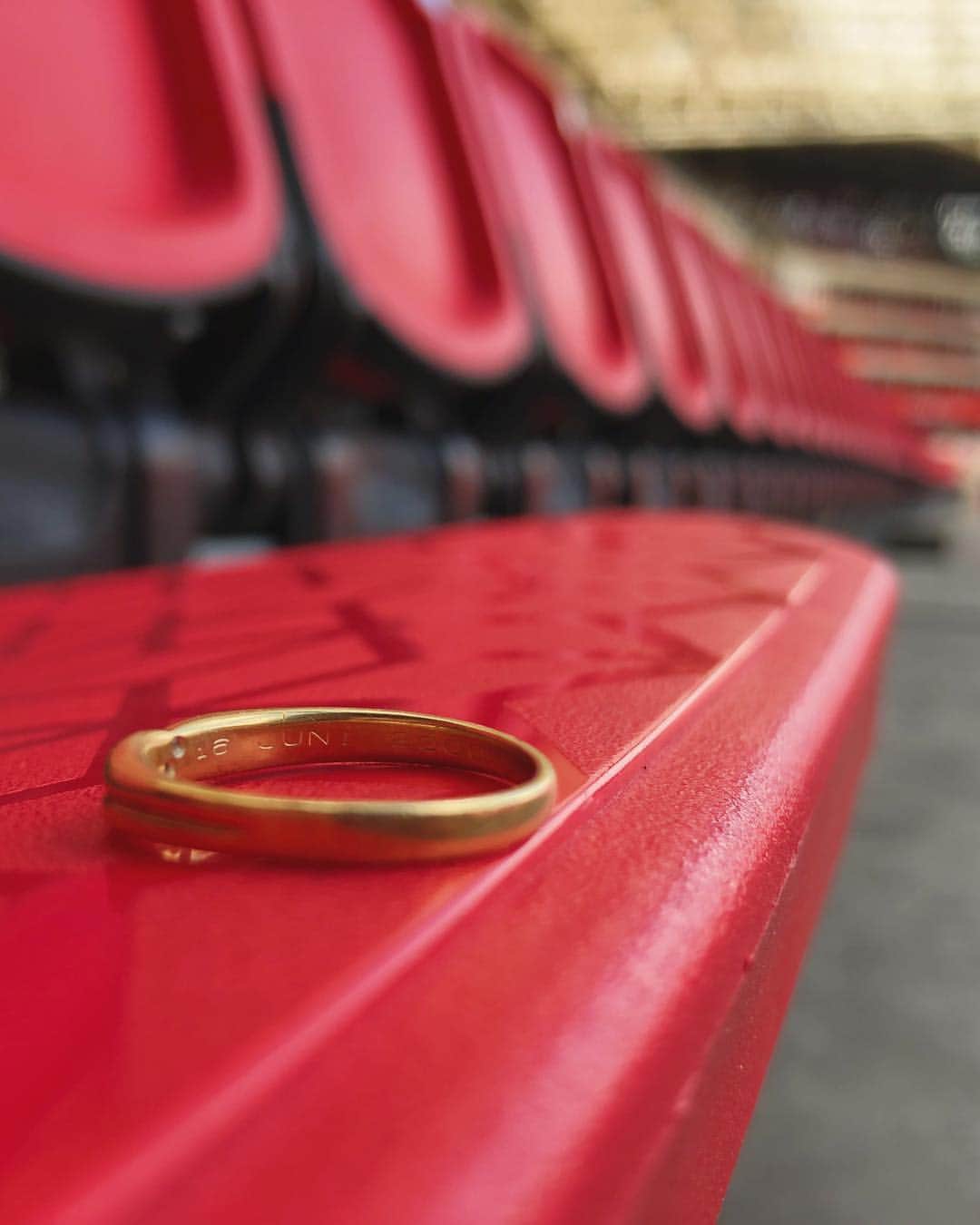PSVアイントホーフェンさんのインスタグラム写真 - (PSVアイントホーフェンInstagram)「We found this in our stadium! 💍 What’s the story behind this? Let us know in the comments 💭」4月11日 19時50分 - psv