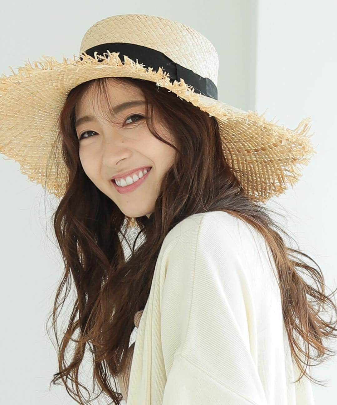 のインスタグラム：「先日の撮影データ❤️ 、 この麦わら帽子と👒サンダル👡 可愛い。 、 夏に向けて欲しいな・・❤️ @donobanweb  #donoban#bonobanweb #summer#fashion」