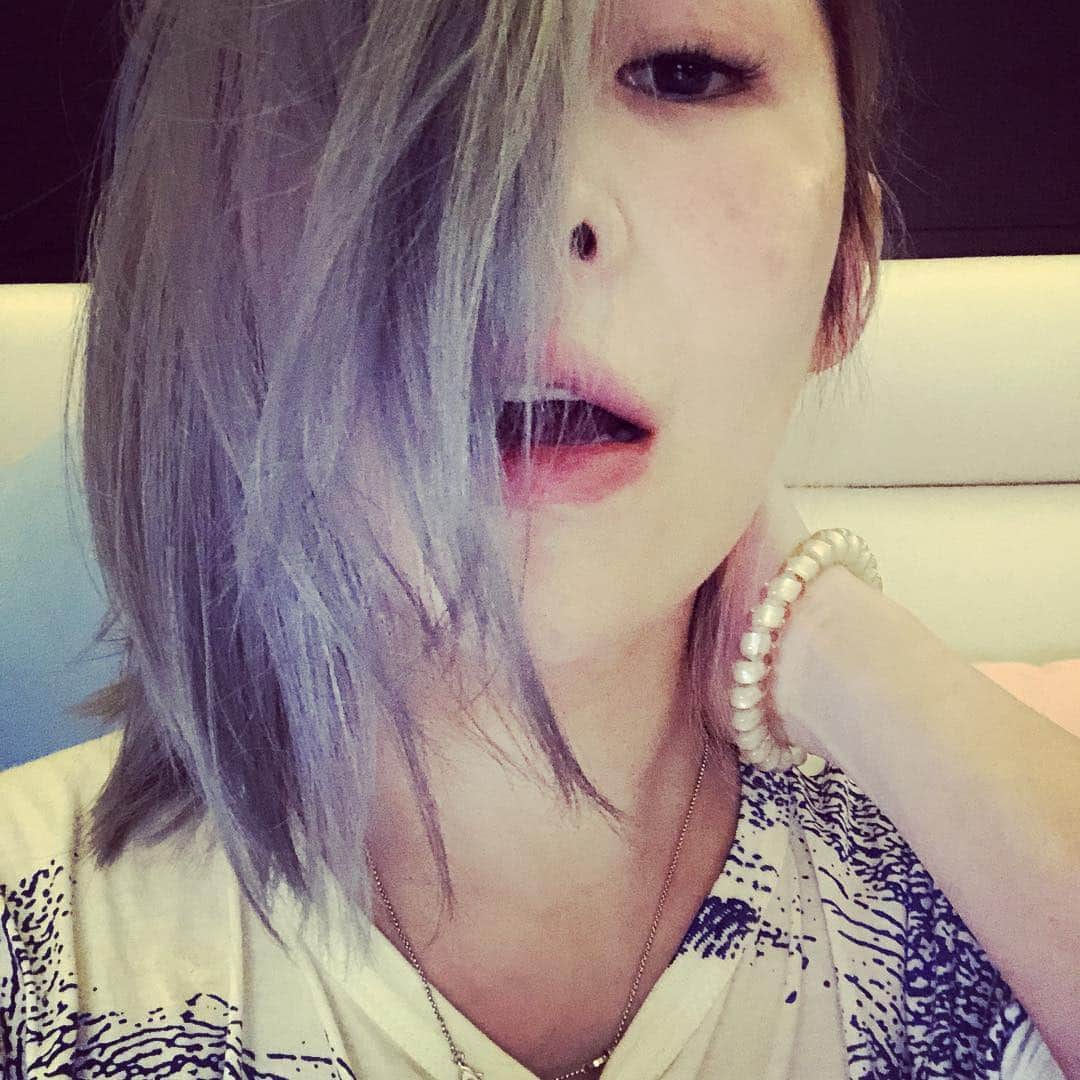 エルヴァ・シャオのインスタグラム：「Miss me ?? I miss ME 🎊」