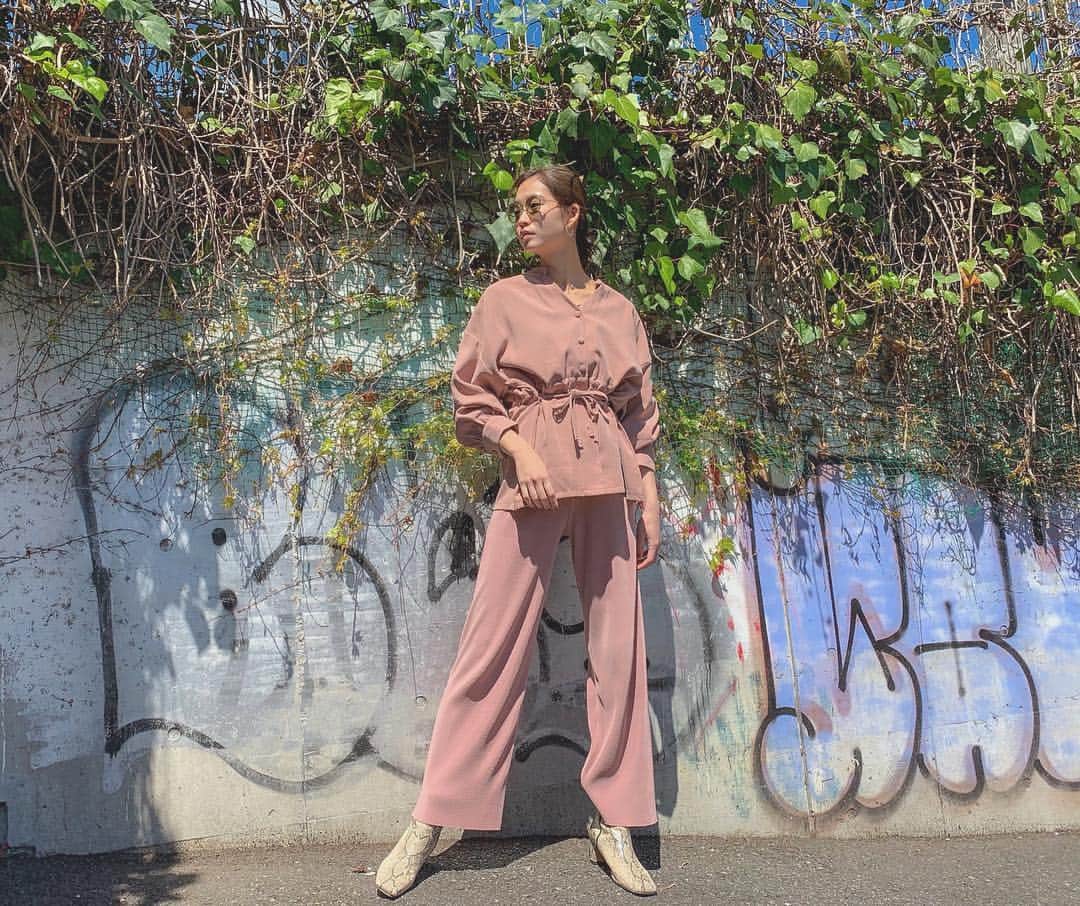 谷川りさこさんのインスタグラム写真 - (谷川りさこInstagram)「#fashion#ootd#outfit#私服#coordinate#pink#beige  tops&pants @amail_official  パイソン柄boots @maison_couleur_」4月11日 19時59分 - risakoko