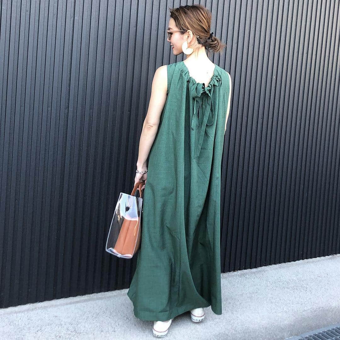 akko0718さんのインスタグラム写真 - (akko0718Instagram)「4月11日(木) . . きれいなグリーンのゆったりふんわりしたワンピースは @titivatejp の#バックリボンロングワンピース 👗💕 . 155センチのわたしで足首くらいの長さ🤗Sサイズ着てます🥰 これ、ほんとに着やすくて好き😍 . . 👗#ティティベイト #titivatestyle #titivate @titivatejp . . #kaumo_fashion #locari #ponte_fashion #ootd_kob #r_fashion #mineby3mootd ##おちびコーデ #おちびの輪 #プチプラコーデ #プチプラ部 #シンプルコーデ #アラフォーコーデ #155cmコーデ #オトナカジュアル #大人カジュアル #クリアバッグ #スニーカー女子 #グリーンコーデ #リネンワンピース #ロングワンピース #ゆるずるコーデ #春コーデ」4月11日 19時55分 - akko0718