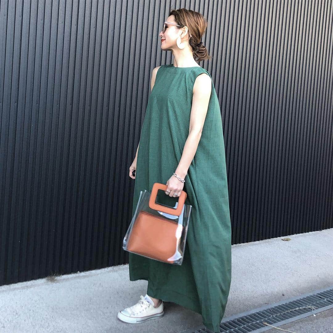 akko0718さんのインスタグラム写真 - (akko0718Instagram)「4月11日(木) . . きれいなグリーンのゆったりふんわりしたワンピースは @titivatejp の#バックリボンロングワンピース 👗💕 . 155センチのわたしで足首くらいの長さ🤗Sサイズ着てます🥰 これ、ほんとに着やすくて好き😍 . . 👗#ティティベイト #titivatestyle #titivate @titivatejp . . #kaumo_fashion #locari #ponte_fashion #ootd_kob #r_fashion #mineby3mootd ##おちびコーデ #おちびの輪 #プチプラコーデ #プチプラ部 #シンプルコーデ #アラフォーコーデ #155cmコーデ #オトナカジュアル #大人カジュアル #クリアバッグ #スニーカー女子 #グリーンコーデ #リネンワンピース #ロングワンピース #ゆるずるコーデ #春コーデ」4月11日 19時55分 - akko0718