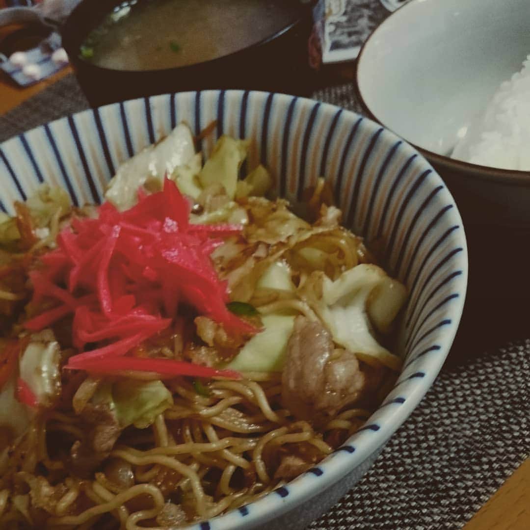 松本隆博のインスタグラム：「。 38℃越えの熱あっても 自ら焼きそば定食を 作って平気で喰えるんだ、 ざまあみろヽ(^o^)丿」