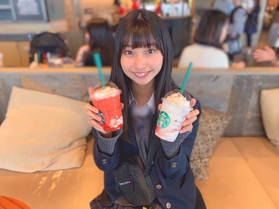 本島莉々果さんのインスタグラム写真 - (本島莉々果Instagram)「🍓🍓🍓 ⋆⑅ ⋆⑅ ⋆⑅ Starbucks Coffee ストロベリーベリーマッチフラペチーノ レッド ストロベリーベリーマッチフラペチーノ ホワイト ⋆⑅ やっと来たぁ🍓🥺 安定の初日に飲んできたよ〜 レッドはいちごいちごいちご〜とにかくいちごたっぷりで幸せ🤤 ホワイトはミルク強めでサクサク食感でマカロンみたいで幸せ🤤 どっちかなんて決められない〜🙄 ⋆⑅ ⋆⑅ #starbuckscoffee #スターバックスコーヒー  #ストロベリーベリーマッチフラペチーノ  #レッド #みずみずしさベリーマッチ #まるで生のイチゴ  #ホワイト #イチゴとミルクがベリーマッチ #さくさくマカロン  #今年はふたご  #帰ってきたイチゴすぎるイチゴ感  #今年はいちごマカロンなホワイトも #赤と白  #一緒にベリーマッチ  #親子  #スタバ新作」4月11日 19時56分 - motoshimaririka