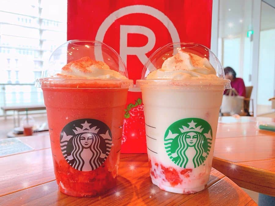 本島莉々果さんのインスタグラム写真 - (本島莉々果Instagram)「🍓🍓🍓 ⋆⑅ ⋆⑅ ⋆⑅ Starbucks Coffee ストロベリーベリーマッチフラペチーノ レッド ストロベリーベリーマッチフラペチーノ ホワイト ⋆⑅ やっと来たぁ🍓🥺 安定の初日に飲んできたよ〜 レッドはいちごいちごいちご〜とにかくいちごたっぷりで幸せ🤤 ホワイトはミルク強めでサクサク食感でマカロンみたいで幸せ🤤 どっちかなんて決められない〜🙄 ⋆⑅ ⋆⑅ #starbuckscoffee #スターバックスコーヒー  #ストロベリーベリーマッチフラペチーノ  #レッド #みずみずしさベリーマッチ #まるで生のイチゴ  #ホワイト #イチゴとミルクがベリーマッチ #さくさくマカロン  #今年はふたご  #帰ってきたイチゴすぎるイチゴ感  #今年はいちごマカロンなホワイトも #赤と白  #一緒にベリーマッチ  #親子  #スタバ新作」4月11日 19時56分 - motoshimaririka