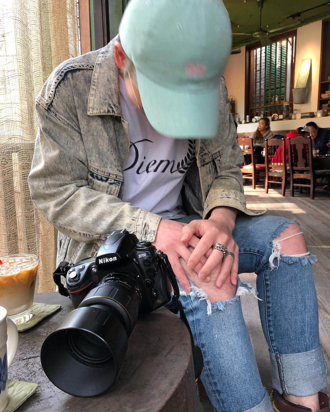 Diem、さんのインスタグラム写真 - (Diem、Instagram)「#photography #photographer #写真好きな人と繋がりたい #diem #shooting #jewelry #diem #협찬 #티셔츠 #프랑스에서 #감사합니다 . . 오늘은 쥬얼리촬영:) 와중에...다리털 뜯겼다 대표님아 ...아파요😞 .」4月11日 20時04分 - diem__
