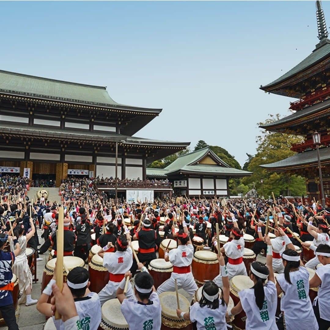 のインスタグラム：「例年20万人以上もの観客を集める成田太鼓祭が、いよいよ今週末に迫りました！ 成田山の大本堂前に約800名が一斉に競演する大迫力の「千願華太鼓」や、観客も一緒に盛り上がる「太鼓パレード」等、見どころが盛りだくさんの大人気イベントです。 今年の開催は4月13日(土)と14(日)の二日間。是非、熱気と躍動感溢れる成田へお越し下さい！  anacrowneplaza_narita #ANAクラウンプラザホテル成田 #anacrowneplazanarita #crowneplaza #成田 #narita #成田空港 #naritaairport #ホテル #hotel  #おでかけ #tourism #成田太鼓祭 #成田山新勝寺 #和太鼓 #演奏 #japanesedrum  #お祭り #Festival #祭 #matsuri #太鼓 #drum #楽しいイベント #伝統行事 #japanesetraditional」