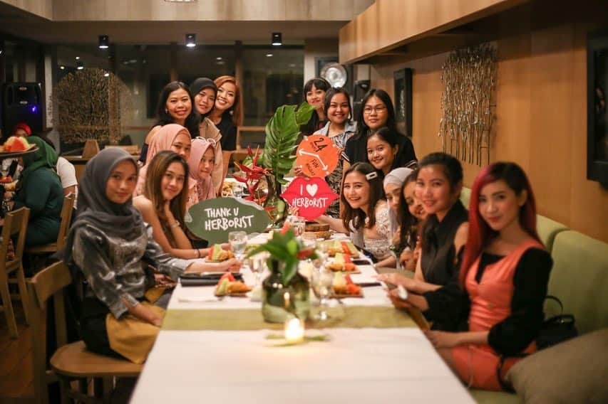 Prilly Latuconsinaさんのインスタグラム写真 - (Prilly LatuconsinaInstagram)「Beberapa hari lalu di Bali bersama @herboristnaturalcare dinner exclusive bareng mereka semua! Seru banget bisa makan bareng, cerita soal project selanjutnya dan ngasih tips tips buat merawat diri. Makasih yaa semuanyaa! Semoga bisa terus ngadain acara seru kaya kemarin! Dan jangan lupa di rawat kulitnya pakai Herborist minyak Zaitun dan Body lotion Zaitun 😙💚」4月11日 20時16分 - prillylatuconsina96