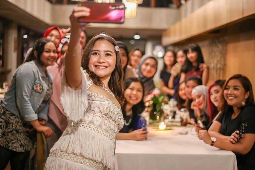 Prilly Latuconsinaさんのインスタグラム写真 - (Prilly LatuconsinaInstagram)「Beberapa hari lalu di Bali bersama @herboristnaturalcare dinner exclusive bareng mereka semua! Seru banget bisa makan bareng, cerita soal project selanjutnya dan ngasih tips tips buat merawat diri. Makasih yaa semuanyaa! Semoga bisa terus ngadain acara seru kaya kemarin! Dan jangan lupa di rawat kulitnya pakai Herborist minyak Zaitun dan Body lotion Zaitun 😙💚」4月11日 20時16分 - prillylatuconsina96