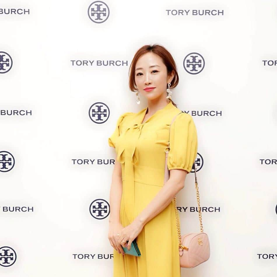 神崎恵さんのインスタグラム写真 - (神崎恵Instagram)「先日。 @toryburch のプライベートディナーへ。 夢のような空間で、鮮やかな時間を過ごしました。 ビューティとはまた違う空気感。 勉強になります。 最近よく使っている、ピンクのbagで♡」4月11日 20時09分 - megumi_kanzaki