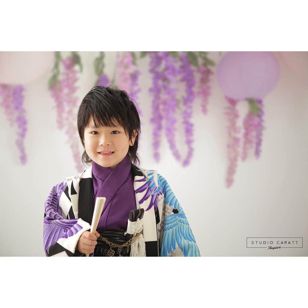 スタジオキャラット イクスピアリ店さんのインスタグラム写真 - (スタジオキャラット イクスピアリ店Instagram)「紫色の衣装が似合っているね‼︎ カッコイイ✨ ・ 七五三前撮り撮影しています‼︎ また4/1-4/21までに撮影,ご購入していただいた方、お参り用レンタル着物一式が¥4,000です‼︎ さらに平日のお参りなら、¥1,000OFFになります‼︎ ぜひご利用下さい‼︎ . #スタジオキャラットイクスピアリ #スタジオキャラット #キャラット #studiocaratt #caratt #フォトスタジオ #写真スタジオ #写真館 #photostudio #千葉フォトスタジオ #千葉写真スタジオ #浦安市フォトスタジオ #浦安市写真スタジオ #舞浜フォトスタジオ #舞浜写真スタジオ#七五三#前撮り」4月11日 20時10分 - caratt_ikspiari