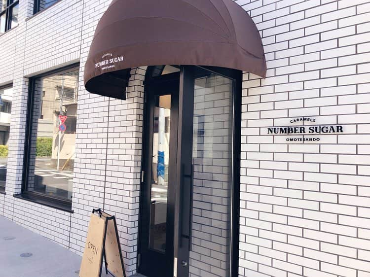 伊藤友季子さんのインスタグラム写真 - (伊藤友季子Instagram)「ー𝑵𝒖𝒎𝒃𝒆𝒓 𝑺𝒖𝒈𝒂𝒓. A hand-made caramel shop in Sendagaya. . 以前から気になっていた 大人気の表参道のキャラメル屋さん @numbersugar_official が 千駄ヶ谷に最近オープンしたと友人が教えてくれて お昼休憩に行ってみました♪ . スタジオからすぐのところに可愛いお店がありました☺︎ 外までふわぁっと甘い香りが…♥︎ . 自然光が優しく差し込む店内は お洒落にディスプレーされていて 奥には工場がガラス越しに見えます。 . ここの手作りキャラメルは全て無添加で、 香料、着色料、保存料を一切使用していないそうです✧ 番号が書いてあるキャラメルが並んでいて 素材にこだわった12種類の味がありました⤴︎ . 今日はピンクの薔薇の絵が描かれた no.1〜8の味が入ったボックスをプレゼント用に♡ （と自分にもひとつ） よく見るとお花の咲き具合が違うんですよ〜 そんな細かな遊び心にキュンとしてしまう。 . 私が特に気になったのがキャラメルのジャム！ 味を迷っていたら…試食しますか？と♡ （どれも悶絶してしまうレベル） 今回は紅茶やコーヒーに入れるのもお薦めという ミルクジャムにしてみました♪ トーストにのせても絶対おいしい‼︎🍞 いつか全部の味を制覇したいです。 . 秘密にしておきたいくらい素敵なお店♡ 表参道店よりゆっくり見れるかな？ 皆さんもお近くにお越しの際には是非！ . –––––––––––––––––––––––––––––––––––––———— #numbersugar #caramel #sweets #tokyosweets #ナンバーシュガー #手作りキャラメル #キャラメル #スイーツ #お菓子 #ジャム #千駄ヶ谷 #北参道 #表参道 #原宿 #東京土産」4月11日 20時19分 - yukiko_xx