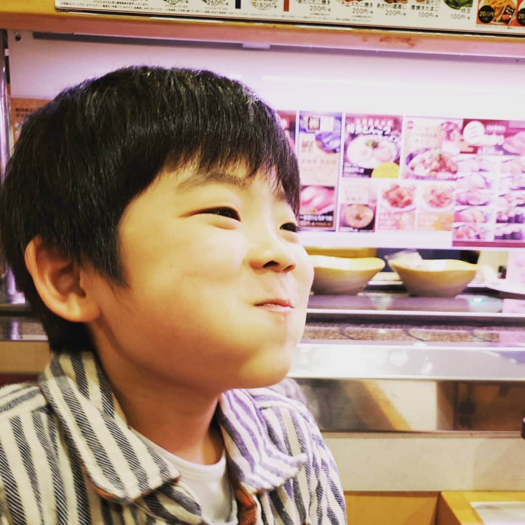 東朋宏さんのインスタグラム写真 - (東朋宏Instagram)「先日行われた ｢おうけいvsめりい回転寿司大食い対決！！｣ 1枚目の写真はめりいに｢5皿分ハンデあげるよ！｣とお兄ちゃんの余裕を見せながらご機嫌で寿司を食べるおうけい。。。 2枚目はめりいが思いの外いいペースで食べてピンチを感じているおうけい。。。 3枚目はあと一皿でおうけいを抜かせると言いながら意地悪な表情をするめりい。。。(笑)  結果はめりいの勝ち！(笑) しかもハンデ無しで。。。 負けたおうけいは｢今日は鰤が無くなっちゃってたからなぁ～｣と訳の分からない言い訳をしてました。。。(笑)  #大食い #回転寿司 #対決 #途中から急にハンデ無し #表情変えずにめっちゃ食べためりい #またこの対決見たい」4月11日 20時20分 - tomohiro_azuma