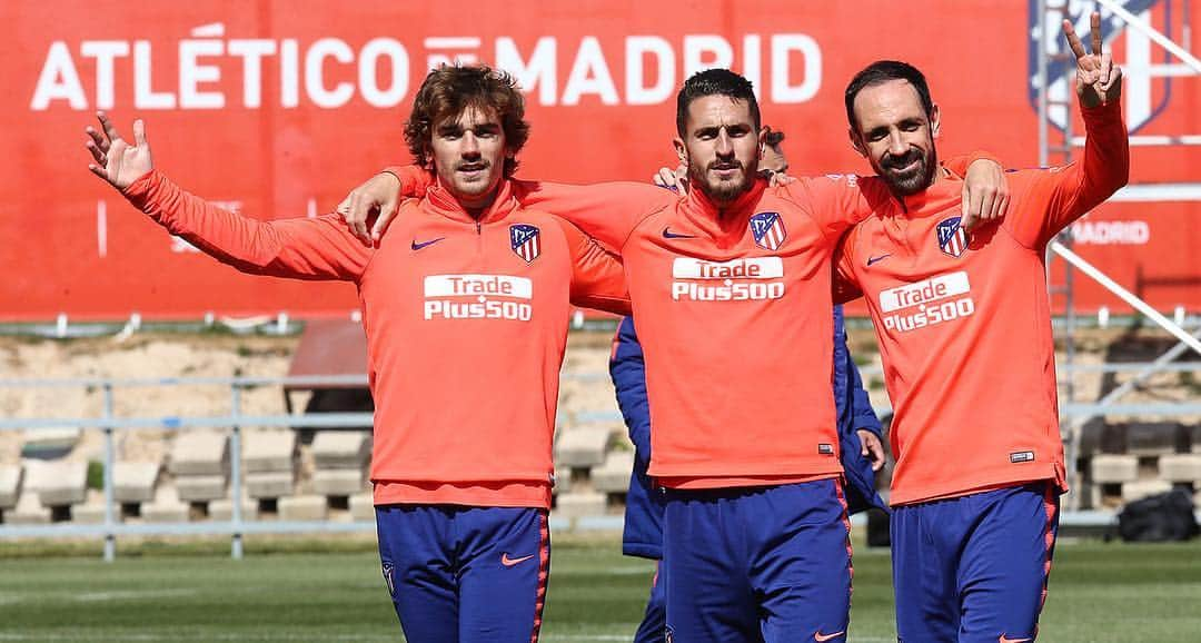 アトレティコ・マドリードさんのインスタグラム写真 - (アトレティコ・マドリードInstagram)「La leyenda dice que si llegas temprano el #Atleti te saluda 👋 #SquadGoals #Bros #Juanfran #Hermanos #AúpaAtleti」4月11日 20時20分 - atleticodemadrid