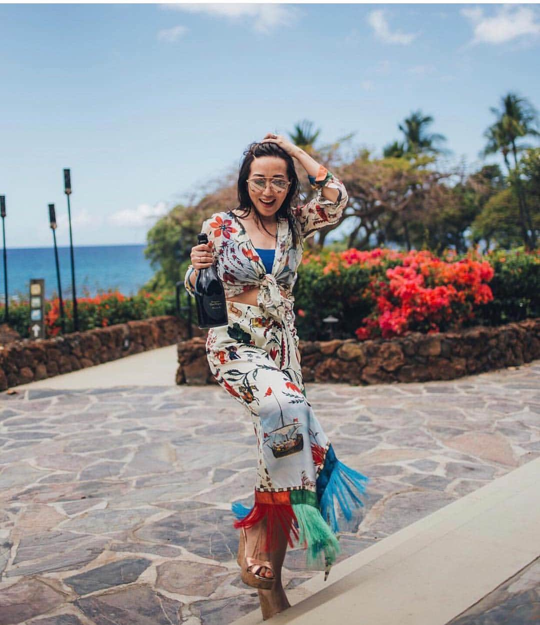 オスカーデラレンタさんのインスタグラム写真 - (オスカーデラレンタInstagram)「Hawaiian breeze. @BagSnob is gorgeous in our #odlrspring2019 Silk Road King set.」4月11日 20時21分 - oscardelarenta