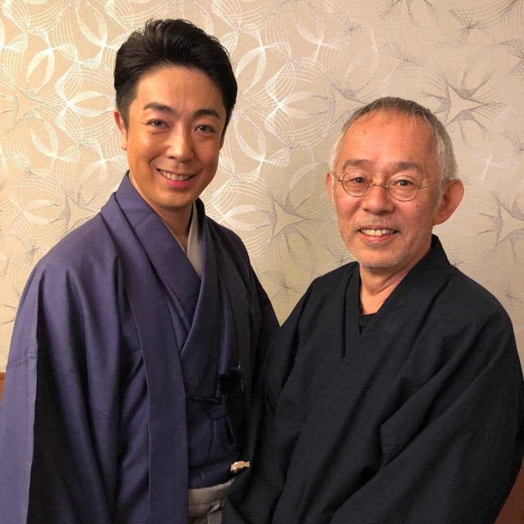 尾上菊之助さんのインスタグラム写真 - (尾上菊之助Instagram)「.﻿ ﻿ 私の長男 寺嶋和史が五月歌舞伎座夜の部の「絵本牛若丸」におきまして、七代目尾上丑之助を名乗り初舞台をいたします。﻿ ﻿ 歌舞伎の舞台の幕は引幕と呼ばれますが、普段はいわゆる歌舞伎カラーの黒、柿色（オレンジ）、萌葱色（緑）の三色からなる定式幕を用いています。﻿ ﻿ 襲名や初舞台の公演ではその演目の前に祝幕と呼ばれる、襲名する役者にちなんだ幕を作製します。﻿ ﻿ 今回の倅の初舞台では、四代に渡るお付き合いをさせていただいております、株式会社長谷萬さんのご好意により、祝幕を作製いたしました。﻿ ﻿ そして、本当に嬉しいことにスタジオジブリの鈴木敏夫さんのご協力のもと、宮崎駿監督に牛若丸の絵を描いていただきました。 ﻿ ﻿ 鈴木敏夫さんとは、今年12月に私が主演いたします「風の谷のナウシカ」の歌舞伎の舞台がきっかけでご縁をいただきました。﻿ ﻿ 私も子供達もジブリ作品の大ファンでいつもDVDを拝見しておりますので、この度倅の初舞台の祝幕を描いていただけるとは大変幸せなことです。﻿ ﻿ 皆様にもぜひご覧いただきたく、五月はどうそ歌舞伎座にいらしてください。﻿ ﻿ ﻿ #鈴木敏夫 #宮崎駿 #スタジオジブリ #尾上菊之助 #尾上丑之助 #歌舞伎 #團菊祭 #歌舞伎座」4月11日 20時22分 - onoekikunosuke